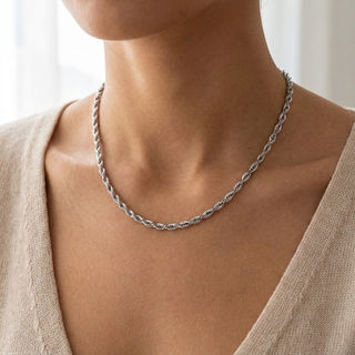 Woman wearing the silver rope chain necklace against her collarbone