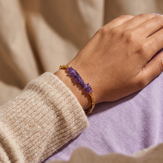 Woman wearing the amethyst gold rice chain bracelet on her wrist