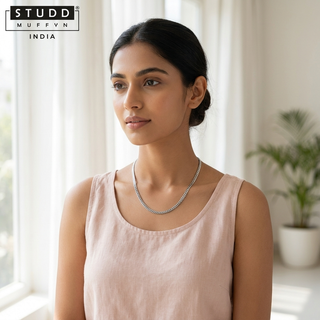 Woman wearing the silver flat curb chain at her neckline