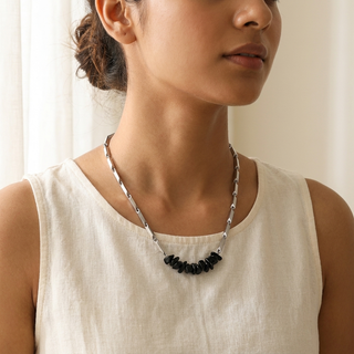 Woman wearing the Obsidian rice chain pendant at the collarbone
